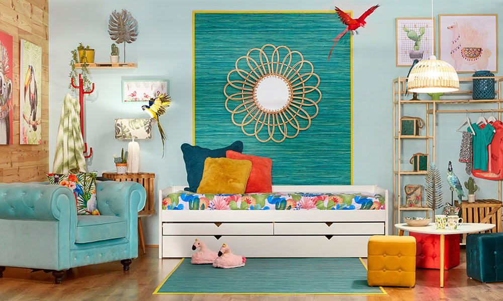 Un poco de riesgo no va mal... Prueba a pintar o decorar con papel o tela una parte de la pared del salón, del dormitorio... Decorar la pared con papel o tela