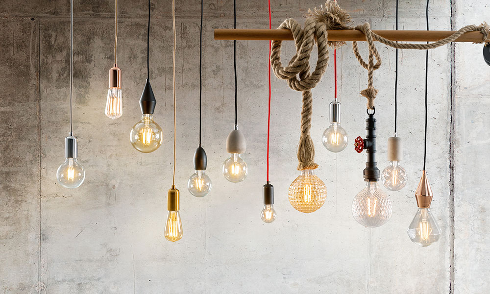 Decoración de bombillas en una cuerda. motivos marineros