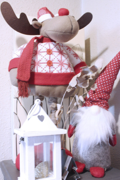 Un gnomo y un farolillo, todo en blanco y rojo: un acierto seguro ideas para decorar en navidad