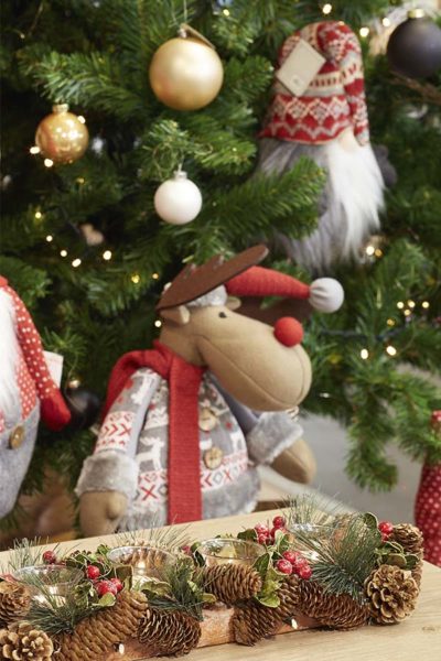 Usa el portavelas PINO para complementar un espacio o como centro de mesa adornos navideños