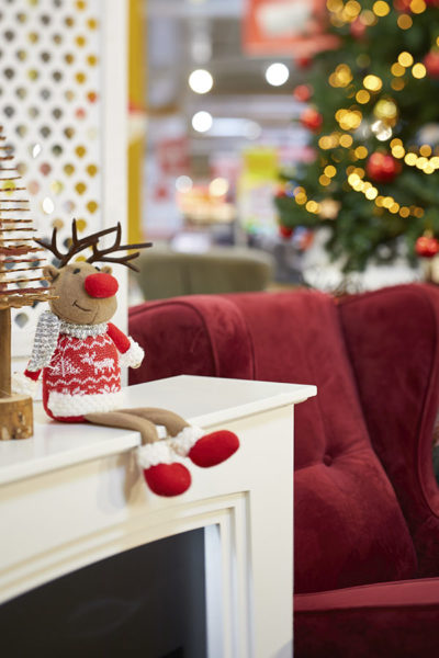 Sillón YASMÍN en tercipelo y de color rojo adornos navideños