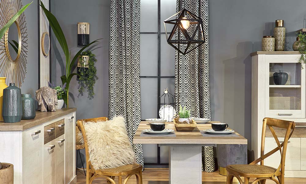 La cortina DELTA y la lámpara LANCE en negro completarán la paleta de colores de la tendencia Exotic Chic