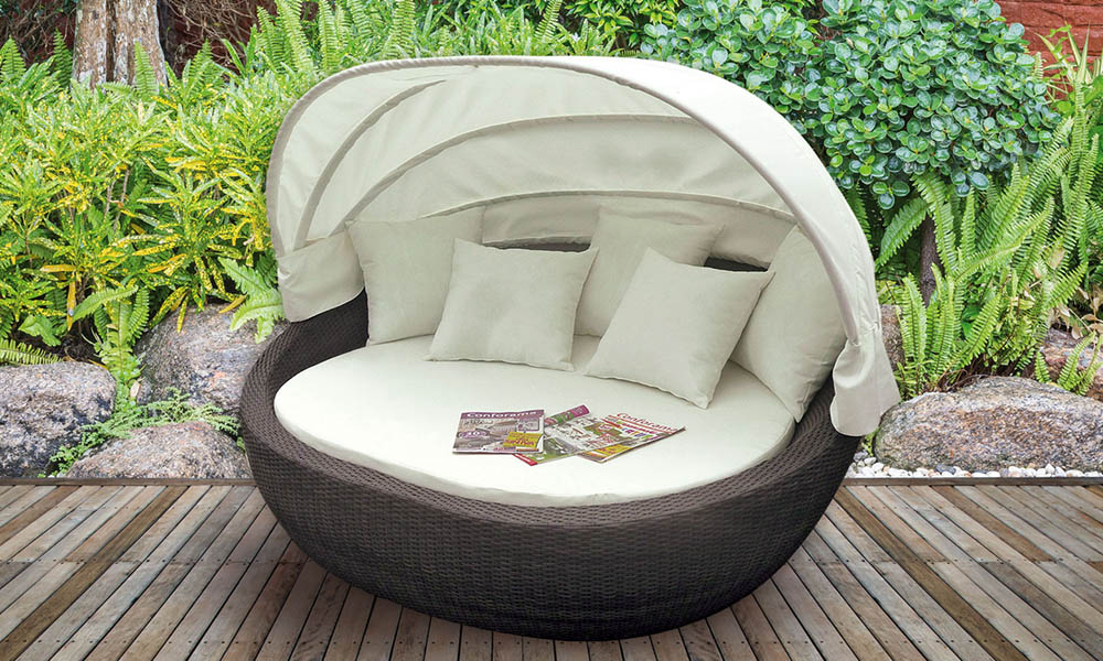 Jardín pequeño con sofá Conforama