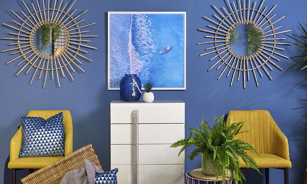 Rompe la combinación azul y blanca del Seaside con colores mostaza