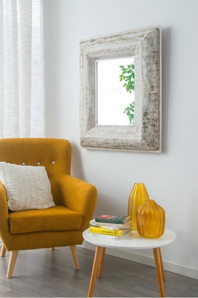 Los espejos pueden hacer que un espacio parezca más grande, siempre y cuando lo coloques adecuadamente decoración áticos