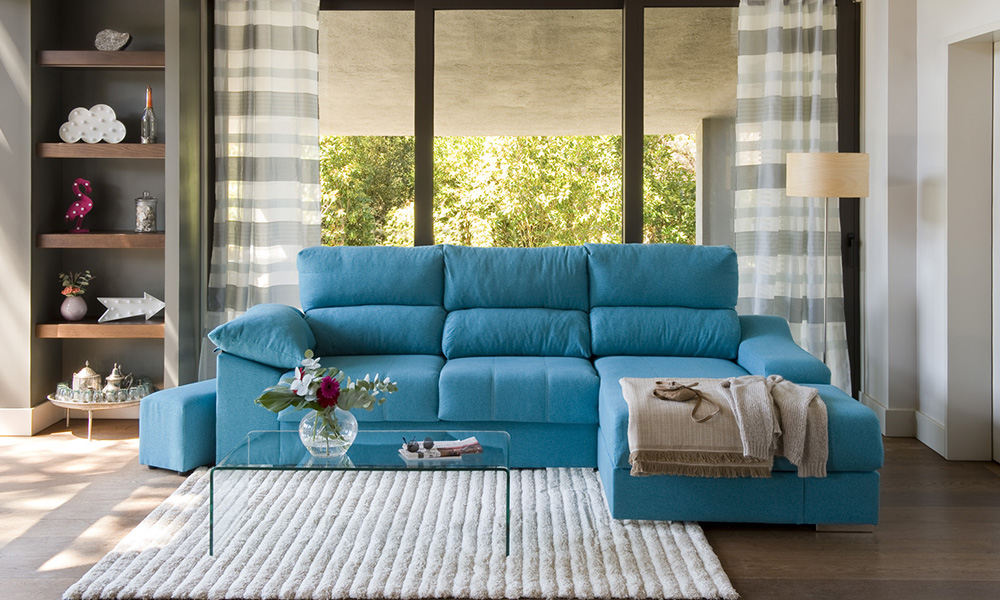 Plaid 230x260 cm RAYAS en marrón y beige sobre chaise longue DANIELA fulares para sofas