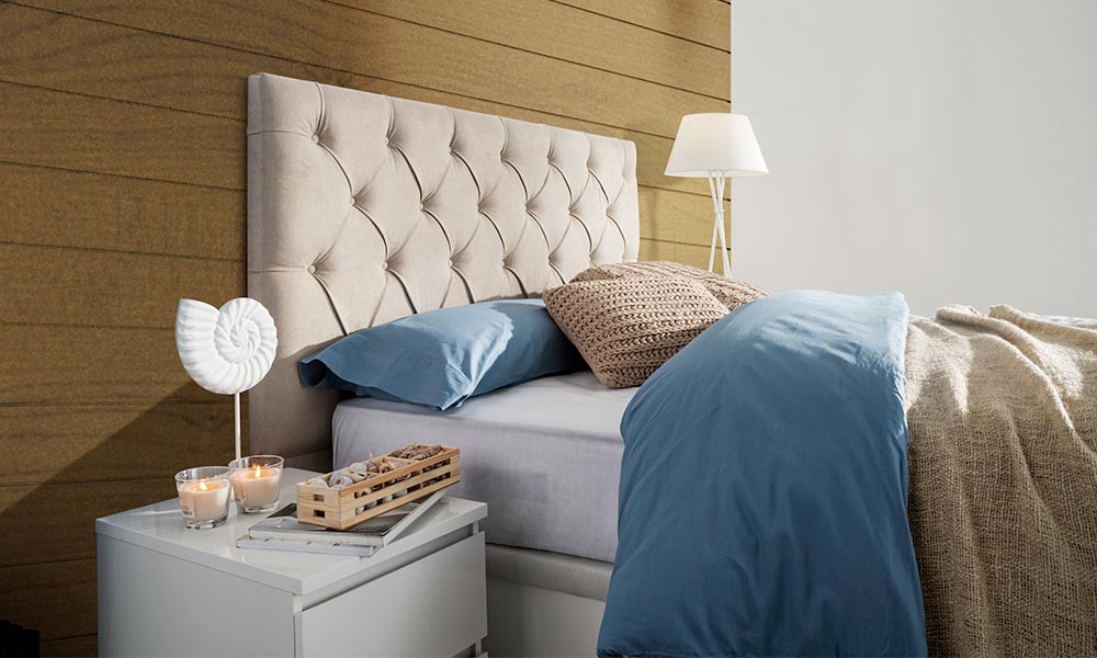 Un cabecero tapizado aporta elegancia y un toque clásico que da un toque sofisticado al dormitorio como tapizar un cabecero de cama