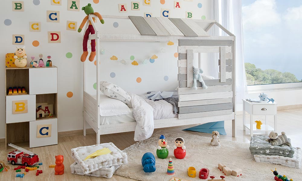 Una tarde súper divertida en la habitación. ¡Con una alfombra en el suelo podéis imaginar cualquier cosa! juegos para hacer en casa con niños