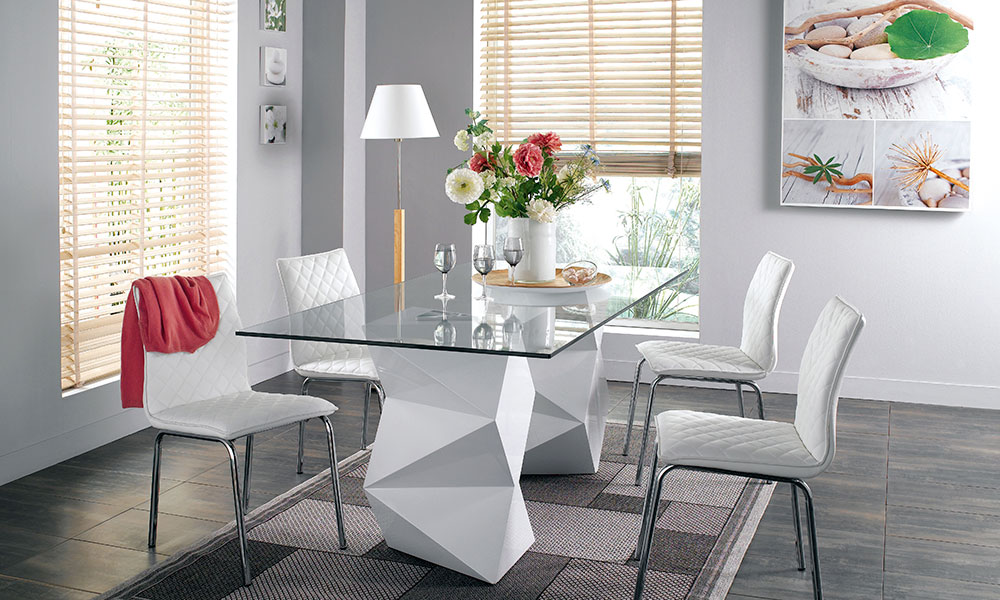 Una mesa original como la DIAMANT y unas sillas agradables son una combinación perfecta para pasar un buen rato entre amigos comida para amigos en casa