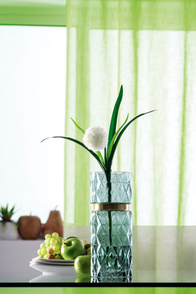 Un jarrón con una flor o una planta en el centro de la mesa da una agradable sensación de armonía y de estancia acogedora, como el jarrón CLASSIC, elegante y cautivador a partes iguales comida para amigos en casa