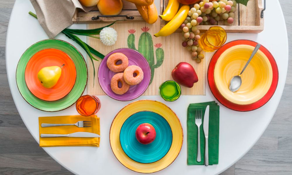 La vajilla HAPPY es una opción ideal para darle color y alegría a tu mesa comida para amigos en casa