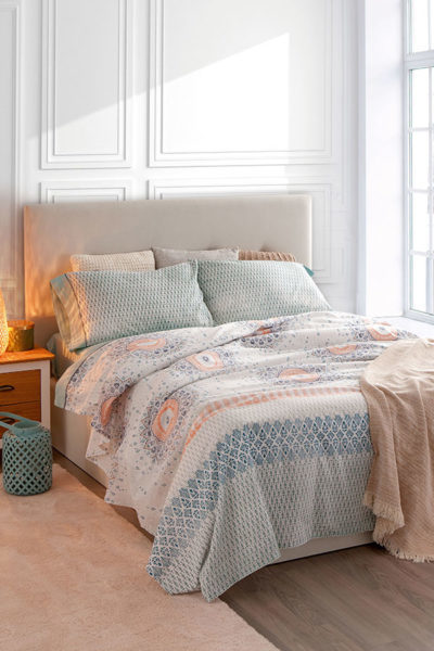 Un cabecero tapizado no es solo un elemento clásico para tu dormitorio. Si quieres darle un estilo más étnico o natural, un cabecero en colores neutros es la opción ideal como tapizar un cabecero de cama