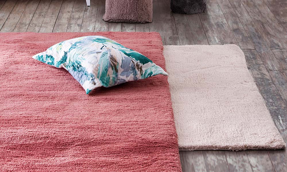 Las alfombras TOUCH de tacto suave y peludo, en tono rosa palo, o más intenso (coral, marrón o negro), son ideales para tu habitación o salón si están diseñados en tonos neutros. objetos decoración originales