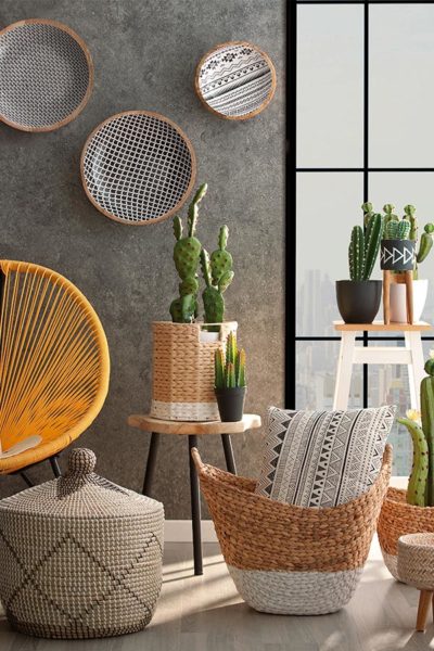 Crea un rincón minimalista complementándolo con cestas de mimbre objetos decoración originales