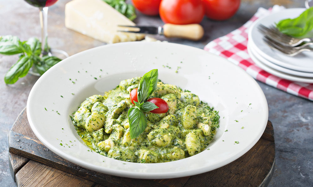 Unos ñoquis con tu Thermomix son una opción de menú para grandes y pequeños, perfecta para esas comidas familiares o con amigos que tanto te gusta preparar ñoquis thermomix