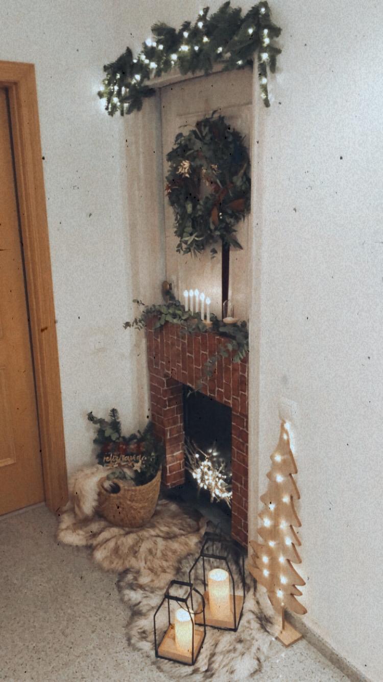 Chimenea DIY en la puerta de casa salones decorados de navidad