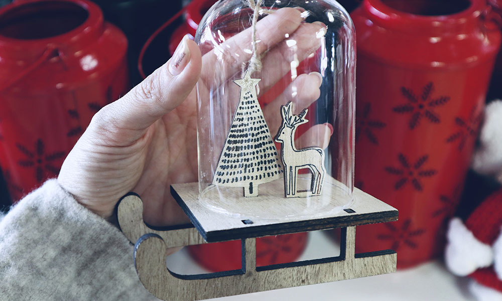 Cúpula de cristial sobre trineo en madera natural salones decorados de navidad