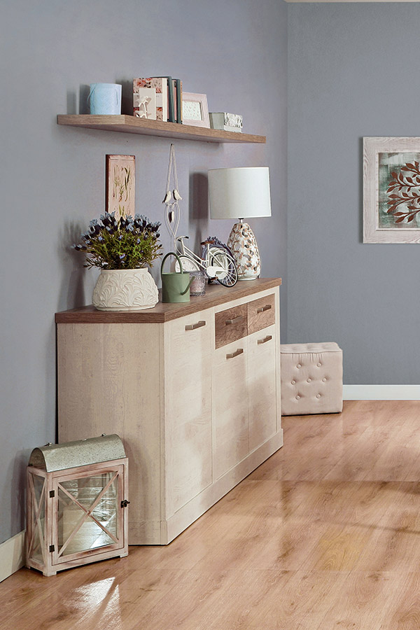 Los muebles de la serie VERONA que combinan tonos claros de madera como el pino con maderas naturales más intensas como el roble antiguo también son muy prácticos para cualquier estancia combinar muebles de distintas maderas