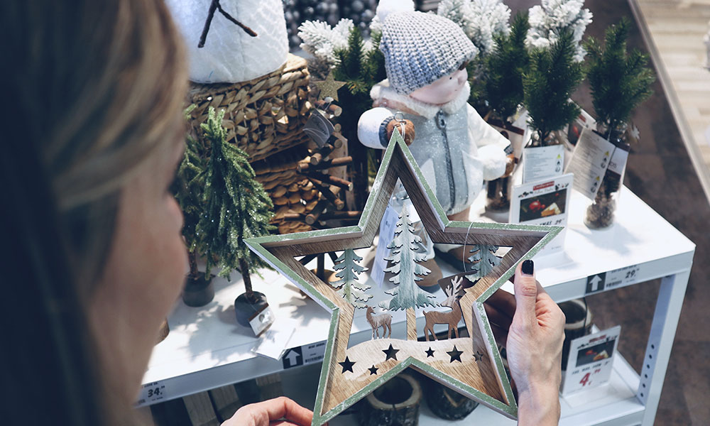 Estrella de madera natural ideal como centro de mesa en casas con niños pequeños salones decorados de navidad