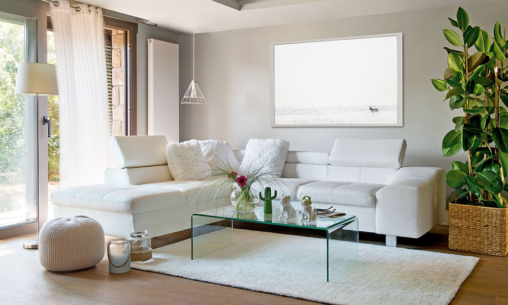 Combina tus muebles clásicos con un sofá moderno y una mesa minimalista modernizar salon muebles clasicos