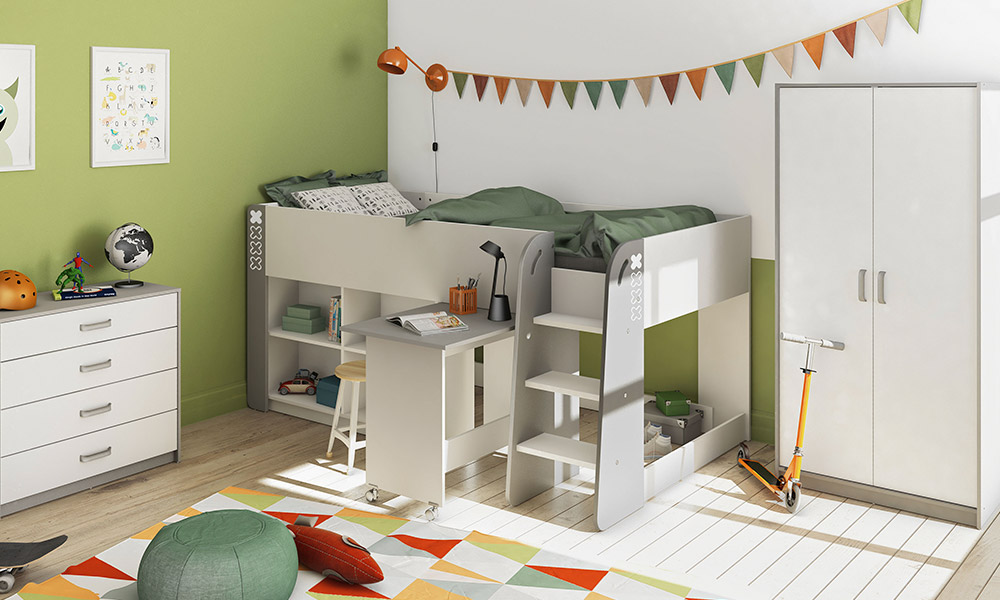 El compacto GAME en blanco y gris combina con cualquier color que vaya a dar vida a las paredes. Verás a los más pequeños disfrutar subiendo a la cama y su mesa individual se convertirá en su rincón creativo favorito. reformar casa antigua