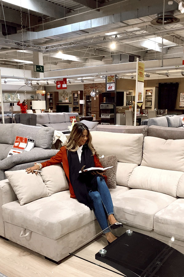 La chaise longue ARGOS fabricada en microfibra cuenta con respaldos reclinables y asientos deslizantes. Además, puedes guardar mantas, cojines y almohadas en su arcón de almacenaje rebajas de conforama