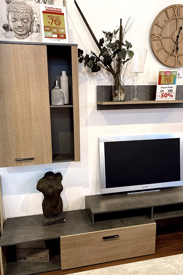 El mueble de salón NOA se compone de un soporte para TV, un mueble bajo, una estantería y un armario superior con dos huecos para colocar tus elementos preferidos de decoración. Disponible en color roble y ceniza. rebajas de conforama