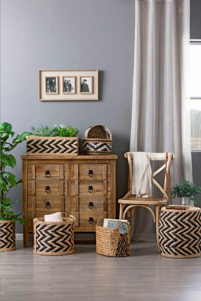 Un mueble en tonos oscuros sobre suelo gris es una combinación ideal Un mueble en tonos oscuros sobre suelo gris es una combinación ideal