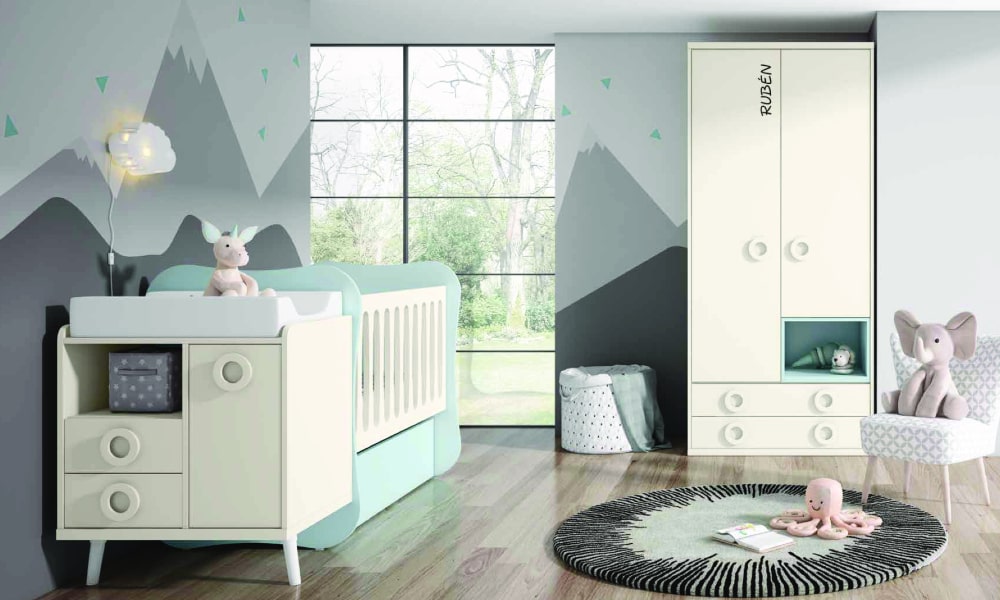 Cuna, cambiador y almacenaje en un mismo mueble, en colores azul nube y marfil para un ambiente cálido como decorar habitacion de bebe