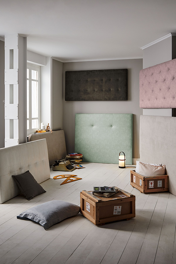 No renuncies a los cabeceros pero si el dormitorio es pequeño elige un modelo discreto decorar habitacion matrimonio pequeña moderna