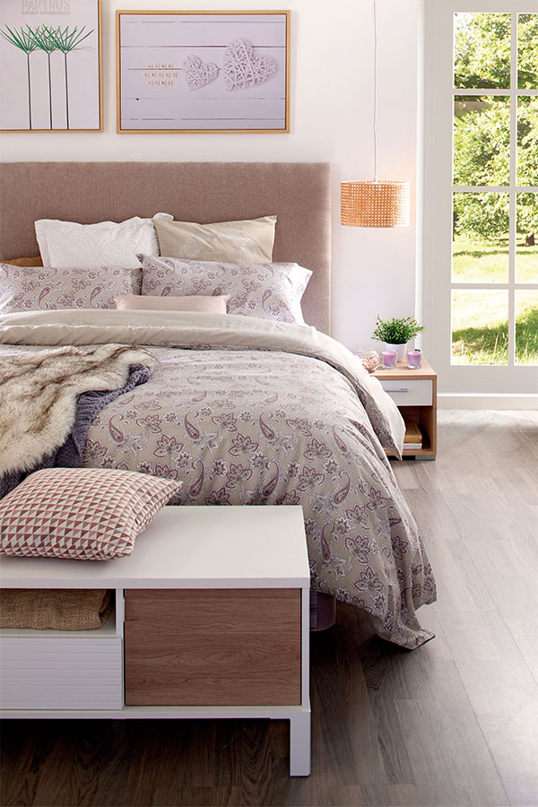 Si el dormitorio es alargado puedes optar por añadir un banco a los pies de la cama para aprovechar el espacio decorar habitacion matrimonio pequeña moderna