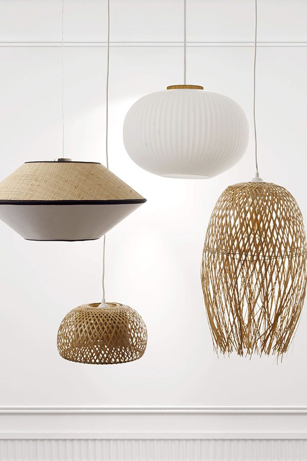Elige una lámpara de techo moderna en lugar de una lámpara de pie para espacios reducidos decorar habitacion matrimonio pequeña moderna
