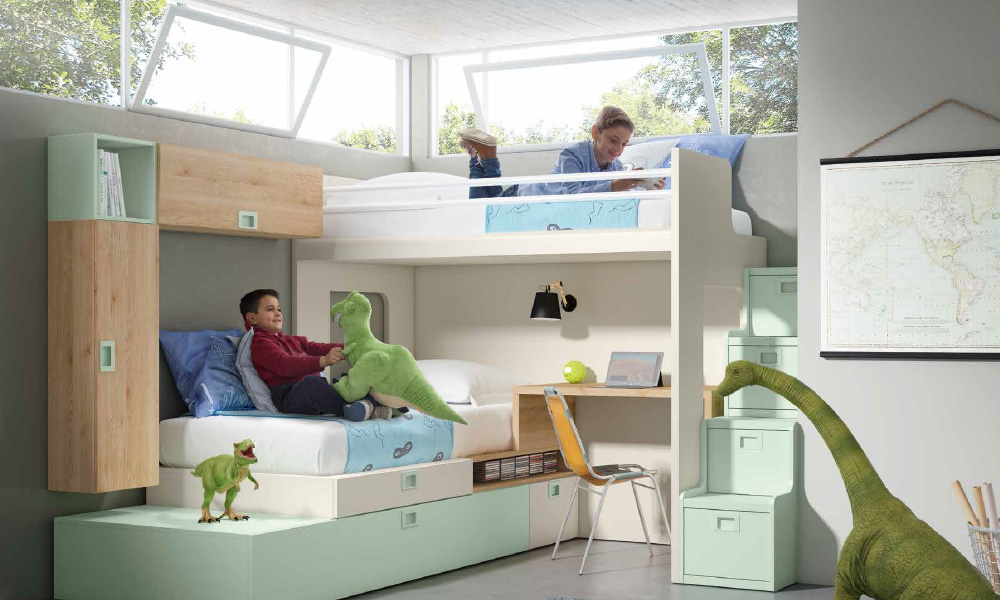 La litera en este caso, al estar desplazada, te permite disponer de un armario debajo de la cama superior. dormitorios juveniles para poco espacio