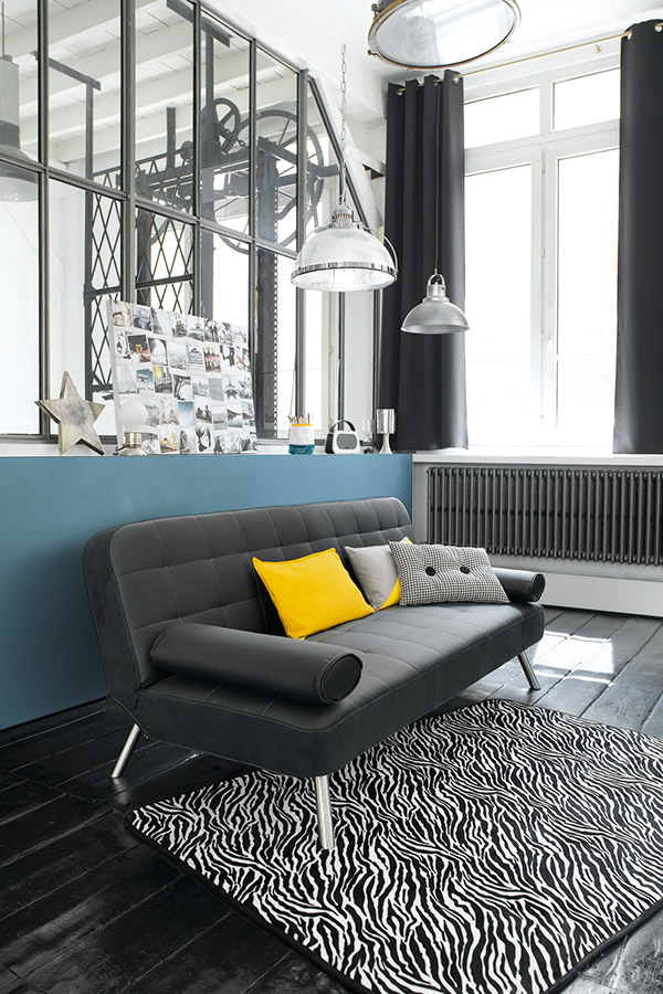 ¿Quieres un espacio llamativo y transgresor? Elige suelos negros, con muebles negros y complementos que aporten color. ¡Te encantará el resultado! modernizar salon muebles clasicos