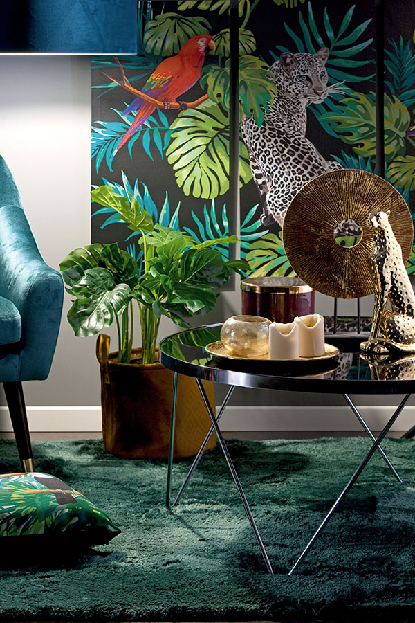 Este ejemplo es un contraste total de colores intensos para tu salón. Un gran cuadro XL, una planta con un tiesto muy original, y una decoración africana que contrasta su color con el del resto de objetos. modernizar salon muebles clasicos