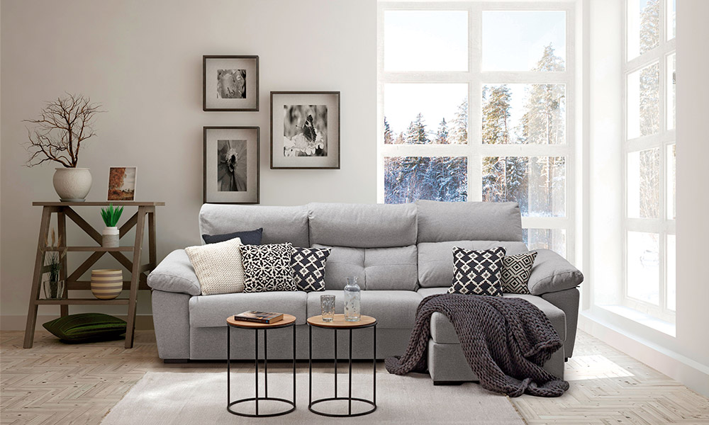La combinación de grises y blancos está últimamente muy de moda a la hora de dar un nuevo aire a tu salón. Si te es posible combinarlo con tus muebles clásicos, será un gran acierto. modernizar salon muebles clasicos