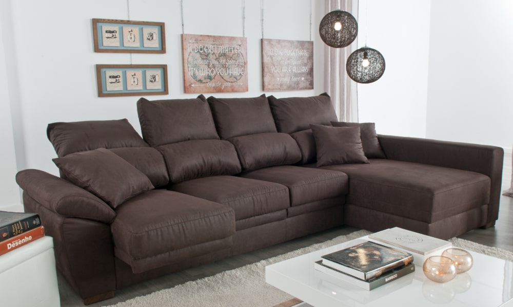 Salón con chaise longue y lámparas de techo colgantes como iluminar un salon comedor