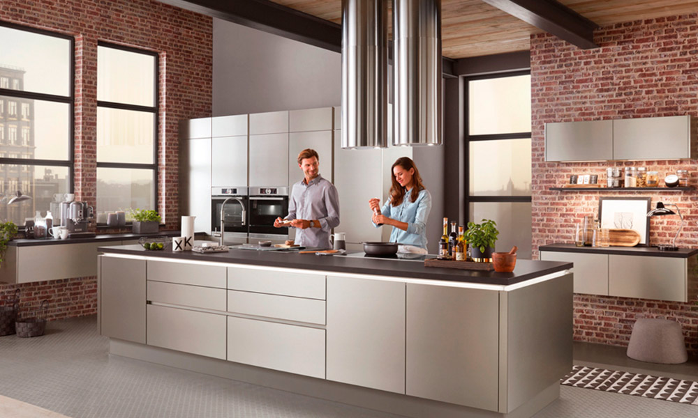 La cocina NORI es una clara apuesta por la estética industrial. Su distribución en paralelo, con una enorme isla central de trabajo, es muy práctica y cómoda. modelos de cocina