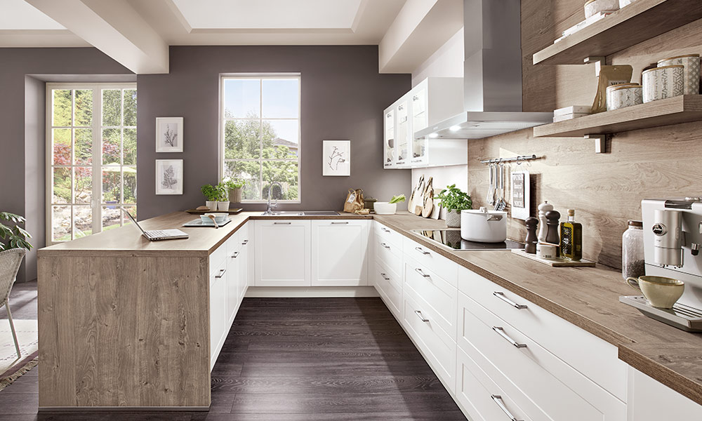 La cocina BAILA destaca por el ambiente acogedor que aporta la madera. Esta encantadora cocina combina el blanco con el tono medio de la madera creando un ambiente cálido y elegante al mismo tiempo. modelos de cocina