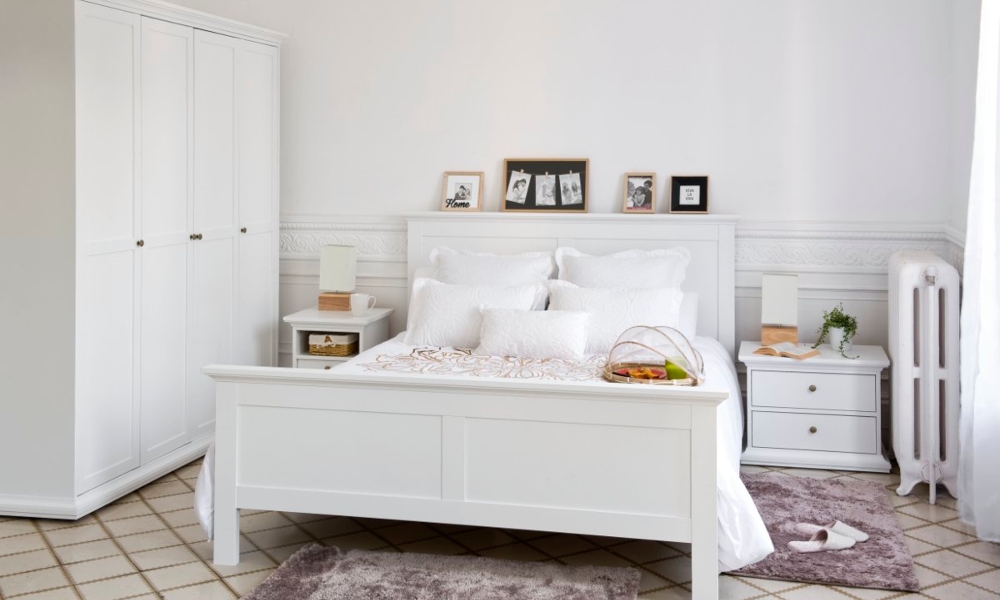 habitacion con paredes y mobiliario blanco