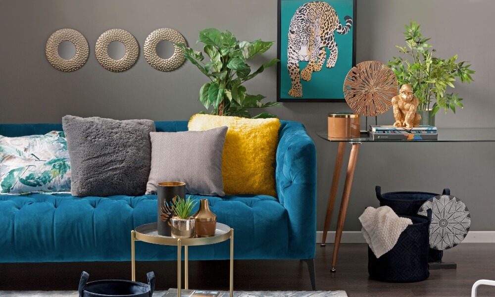 Conjunto de 3 espejos con forma de círculo decorando un salon)