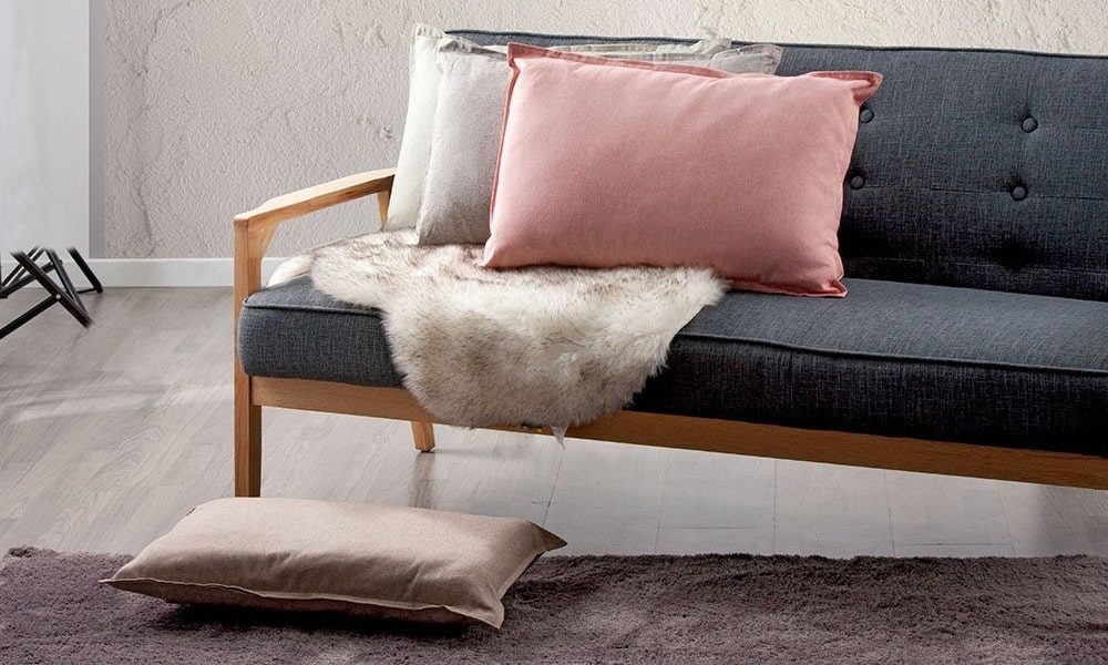 Gama de cojín MINI GALON en lino. Perfecto para mejorar tu confort y en tonos súper combinables. juegos de cojines para decorar sofa en color neutro