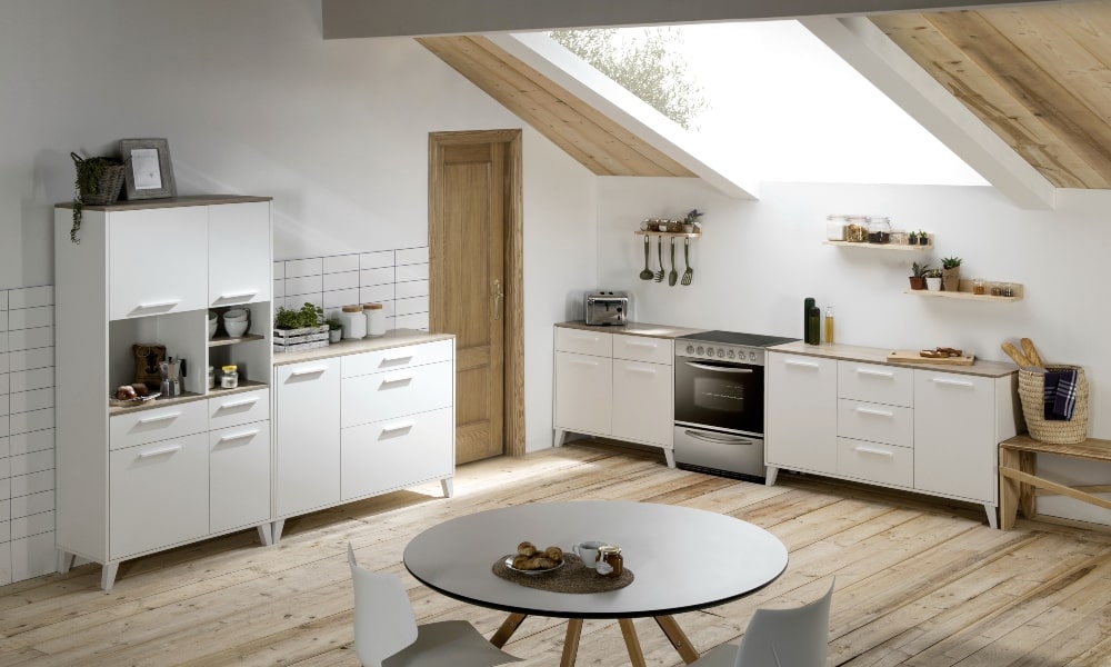 Armario de cocina SEATTLE con 1 puerta y 3 cajones, uno de ellos destinado a los cubiertos. Una inspiración para renovar una habitación en tonos blancos y llenarla de luminosidad. pintar mobiliario de madera cocina abuhardillada