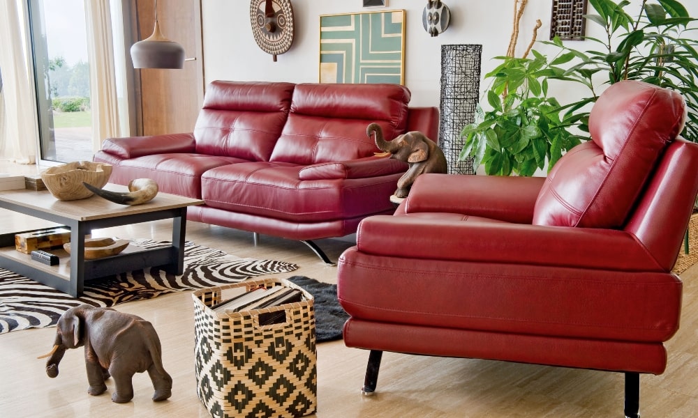 Sofá de piel HAWAI 2 plazas. Elegante y con un punto original por sus patas metalizadas y tono vibrante. pintar puertas de madera salon con sofa y sillon de piel