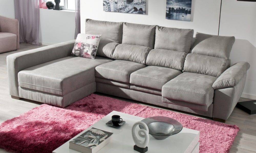 salón con chaise longue y paredes grises y alfombra rosa)