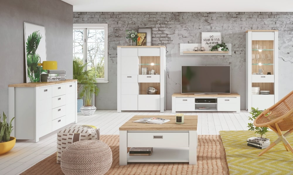 salon con mobiliario y suelo blanco