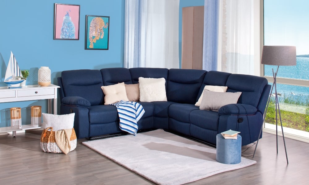 colores cojines sofa azul para decorar salon estilo mediterráneo