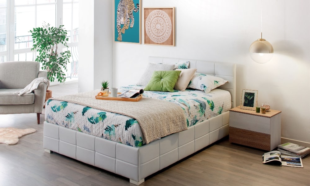 como lavar almohadas dormitorio con cama blanca