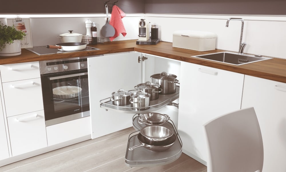 Mueble esquinero con bandeja extraíble. ¡Tenlo todo en orden! mobiliario bajo con bandeja para aprovechar esquina cocina