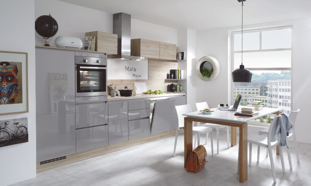 Cocina premium CORIANDRE. El espacio no resulta frío porque, el color gris se suaviza con el color miel de la madera. El resultado es un ambiente cálido. aprovechar esquina cocina con mueble lineal